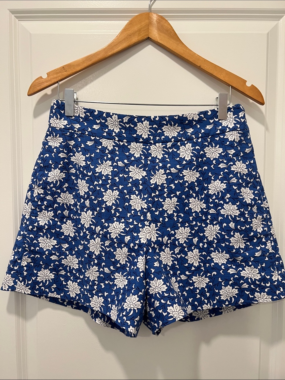 J.Crew high waisted, side zip floral cotton shorts. Like new. Sz 6. Fully lined.